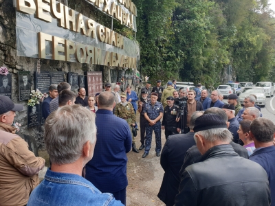 Открытие мемориальной плиты чеченским добровольцам, отдавшим свои жизни за свободу и независимость Апсны